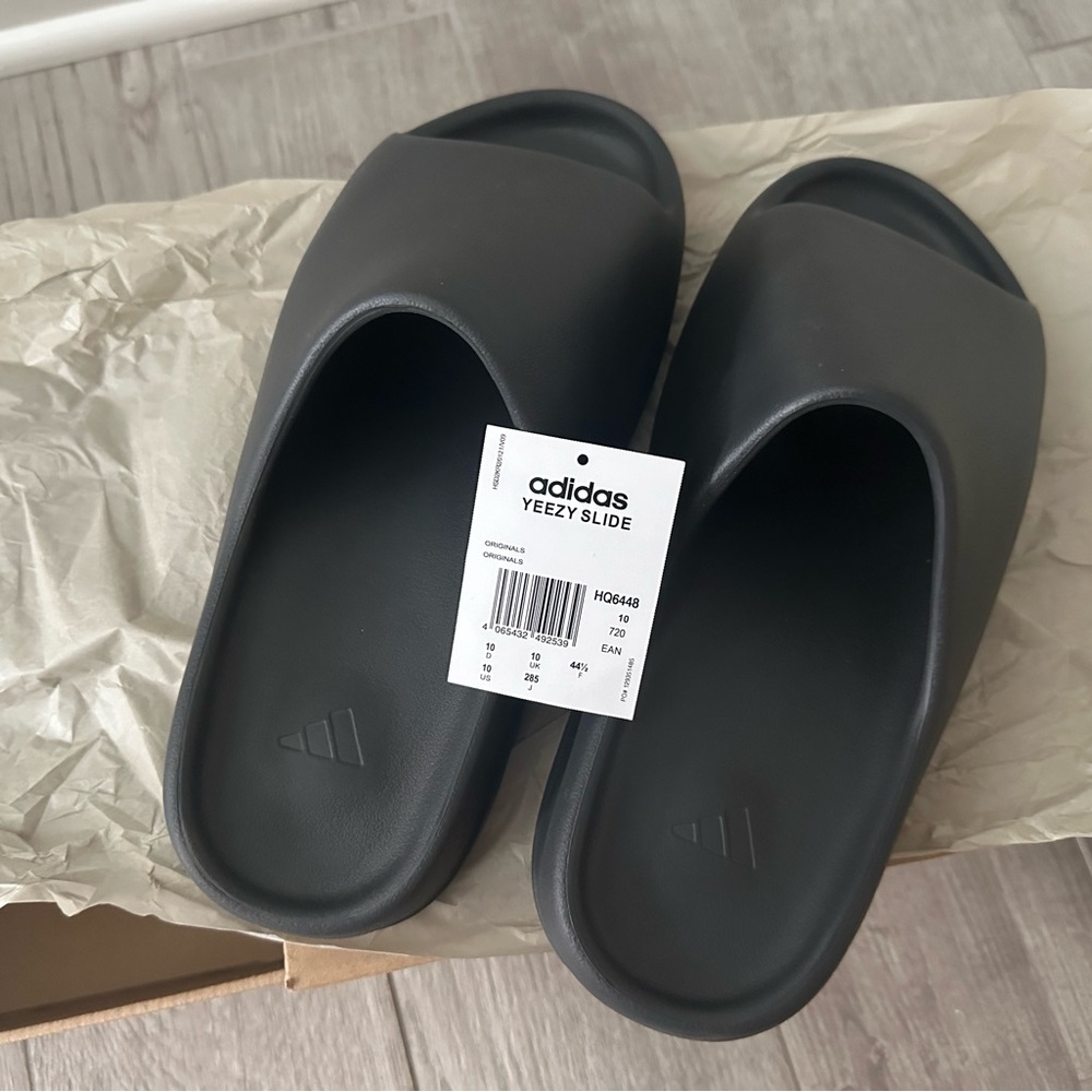 Adidas Yeezy comfortable Slide in Black/NWB/size 10
